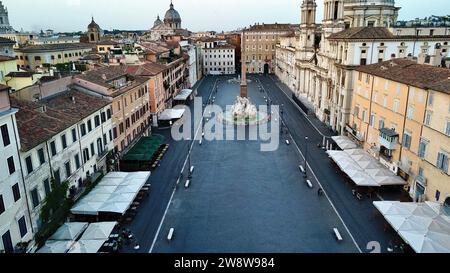 Vue aérienne par drone de la place Piazza Navona avec la Fontaine des Quatre Fleuves à Rome, dans le Latium, en Italie. Architecture baroque célèbre et place emblématique. Banque D'Images