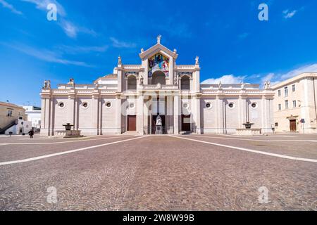 La façade de la cathédrale de Manfredonia, Cattedrale di San Lorenzo Maiorano, l'église principale de la ville. Banque D'Images