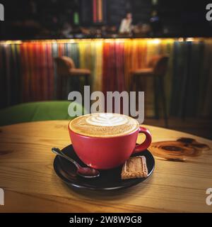 Tasse de cappuccino sur la table, fond de café flou Banque D'Images