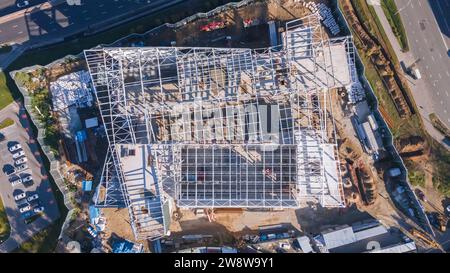 Almaty, Kazakhstan - 01 novembre 2023 : Construction d'un bâtiment à ossature métallique. Vue depuis un drone Banque D'Images