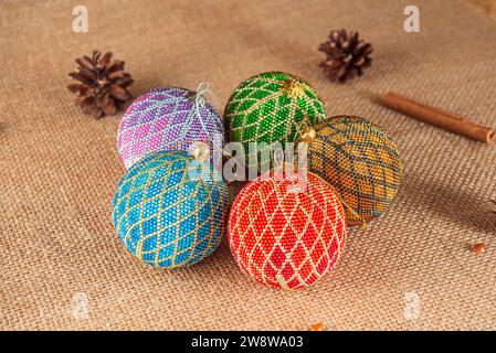 Jouet à bulles de Noël exquis fait à la main à partir de perles, également connu sous le nom de globe de Noël ou ampoule de Noël, fait partie du décor de vacances Banque D'Images