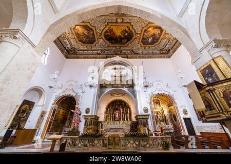 Autel, bancs de prière et peintures au plafond à l'intérieur de l'église Sainte Marie de l'Assomption, Chiesa matrice di Santa Maria Assunta. Banque D'Images