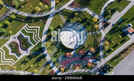 Almaty, Kazakhstan - 01 novembre 2023 : partie d'un parc municipal avec un paysage magnifique. Vue depuis un drone Banque D'Images