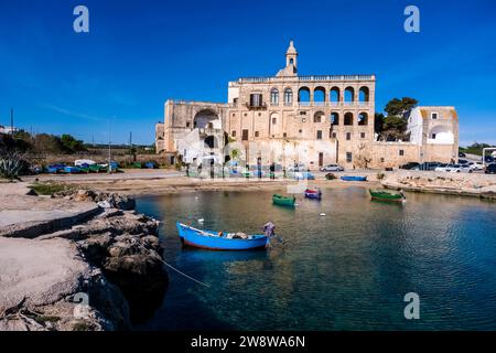 Façade de l'église Chiesa di San Vito Martire à San Vito, vue sur une petite baie avec des bateaux de pêche. Banque D'Images