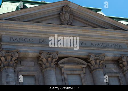 Buenos Aires, Argentine. 10 décembre 2023. Vue de la façade de la Banque nationale en Argentine. Le bâtiment se trouve en face du palais du gouvernement. Crédit : Florencia Martin/dpa/Alamy Live News Banque D'Images