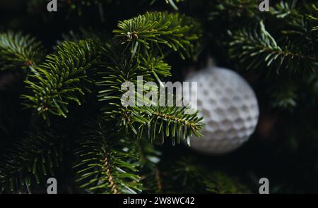 sapin de noël en pin en gros plan avec décoration en boule blanche floue Banque D'Images