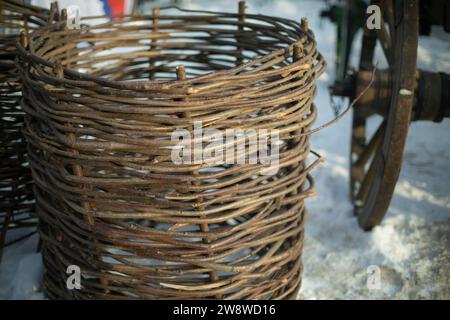 Clôture tissée à partir de branches. Séchez les branches. Artisanat folklorique. Clôture tissée à partir de poteaux. Banque D'Images