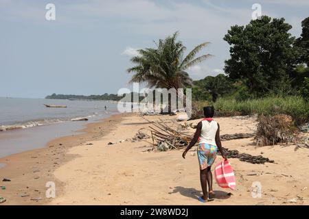 Vues générales de la vie de plage à Lungi-Town, Freetown, Sierra Leone, Afrique. Banque D'Images