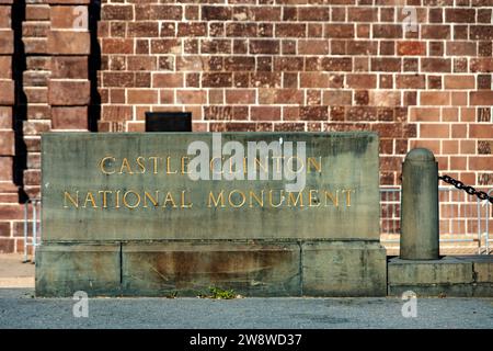 Panneau indiquant Castle Clinton ou fort Clinton, un monument national situé à la pointe sud de Manhattan, à New York (États-Unis). Banque D'Images