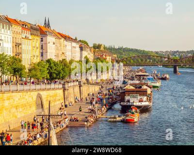 Embankment Rasin bondé à la rivière Vltava à Prague, Tchéquie Banque D'Images