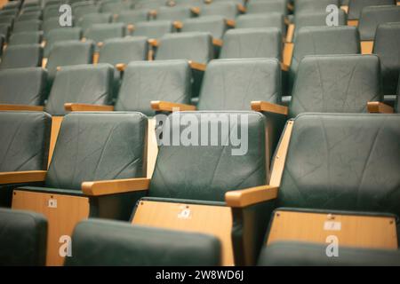 Sièges dans le public. Lieux d'étude. Beaucoup de chaises. Places pour étudiants. Banque D'Images