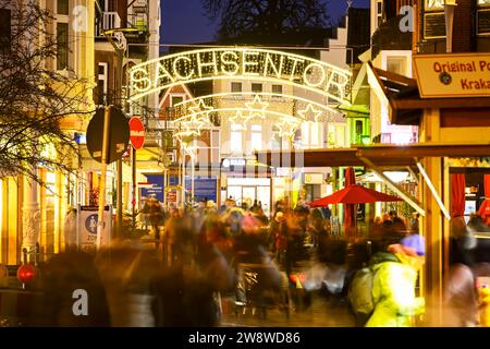 Einkaufsstraße Sachsentor und Weihnachtsmarkt in Bergedorf, Hamburg, Deutschland *** rue commerçante Sachsentor et marché de Noël à Bergedorf, Hambourg, Allemagne Banque D'Images