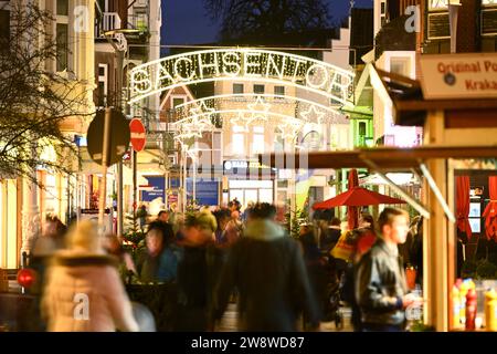 Einkaufsstraße Sachsentor und Weihnachtsmarkt in Bergedorf, Hamburg, Deutschland *** rue commerçante Sachsentor et marché de Noël à Bergedorf, Hambourg, Allemagne Banque D'Images