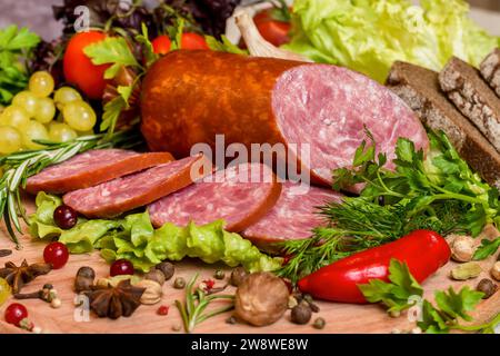 Jambon fumé maison avec aneth, raisins, tomates et autres épices en gros plan Banque D'Images