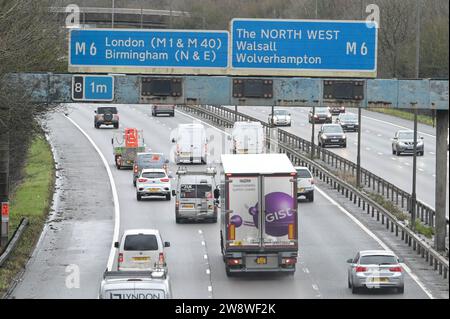 Autoroute M5, Sandwell, 22 décembre 2023. Le trafic pour les escapades de Noël commence à se former vendredi sur la M5 près de Birmingham, près de la sortie 8 de l'autoroute M6 qui mène au nord et au sud. On s'attend à ce que des milliers de conducteurs fassent le tableau de bord de Noël pour être en famille ce soir. Crédit : Arrêter Press Media/Alamy Live News Banque D'Images