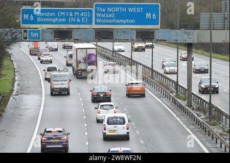 Autoroute M5, Sandwell, 22 décembre 2023. Le trafic pour les escapades de Noël commence à se former vendredi sur la M5 près de Birmingham, près de la sortie 8 de l'autoroute M6 qui mène au nord et au sud. On s'attend à ce que des milliers de conducteurs fassent le tableau de bord de Noël pour être en famille ce soir. Crédit : Arrêter Press Media/Alamy Live News Banque D'Images