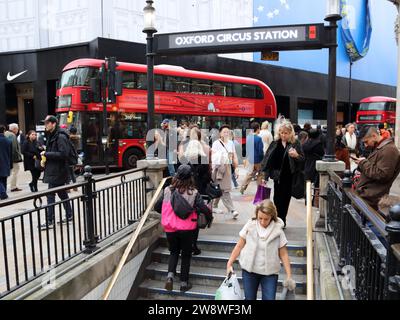 Les gens sont occupés à magasiner pour Noël à Oxford Circus dans le centre de Londres, Royaume-Uni Banque D'Images