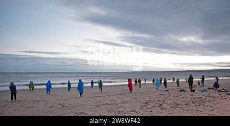 Portobello, Édimbourg, Écosse, Royaume-Uni. 22 décembre 2023. Solstice d'hiver, « Mindful Movement Silent Disco Centred Coaching » avec « Move to Feel » à côté du Firth of Forth, « une pratique créative du mouvement conscient, un événement thérapeutique amusant rassemblant l'intelligence du corps par le sentiment, la détection, l'exploration, le mouvement, la création et la connexion ». Crédit : Archwhite/alamy Live News. Banque D'Images