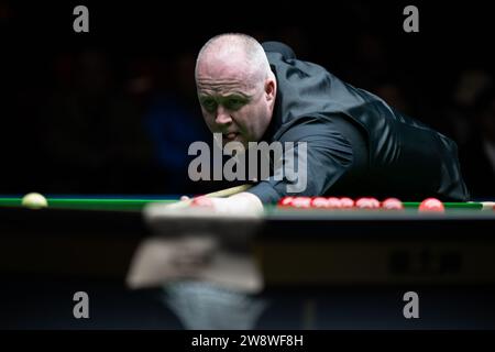 Macao, Chine. 22 décembre 2023. John Higgins participe au match de groupe A entre Barry Hawkins, d’Angleterre, et John Higgins, d’Écosse, aux Macau Snooker Masters 2023 à Macao, dans le sud de la Chine, le 22 décembre 2023. Crédit : Cheong Kam Ka/Xinhua/Alamy Live News Banque D'Images