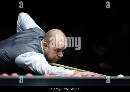 Macao, Chine. 22 décembre 2023. Barry Hawkins participe au match de groupe A entre Barry Hawkins, d’Angleterre, et John Higgins, d’Écosse, aux Macau Snooker Masters 2023 à Macao, dans le sud de la Chine, le 22 décembre 2023. Crédit : Cheong Kam Ka/Xinhua/Alamy Live News Banque D'Images