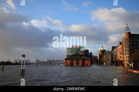 Hambourg, Allemagne. 22 décembre 2023. Le marché aux poissons est inondé pendant une onde de tempête. La côte allemande de la mer du Nord et Hambourg risquent une onde de tempête sévère vendredi. Crédit : Christian Charisius/dpa/Alamy Live News Banque D'Images