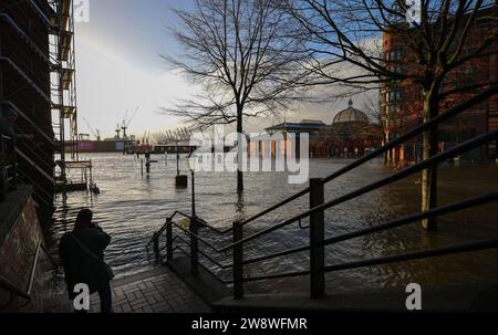 Hambourg, Allemagne. 22 décembre 2023. Le marché aux poissons est inondé pendant une onde de tempête. La côte allemande de la mer du Nord et Hambourg risquent une onde de tempête sévère vendredi. Crédit : Christian Charisius/dpa/Alamy Live News Banque D'Images