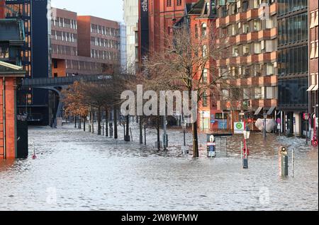 Hambourg, Allemagne. 22 décembre 2023. Le marché aux poissons est inondé pendant une onde de tempête. La côte allemande de la mer du Nord et Hambourg risquent une onde de tempête sévère vendredi. Crédit : Christian Charisius/dpa/Alamy Live News Banque D'Images