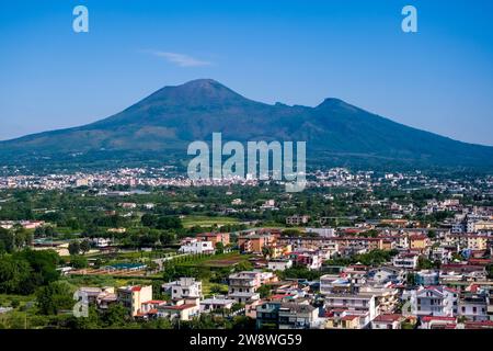 Vue aérienne des bâtiments de la ville de Pompéi et du volcan Mont Vésuve, vu du clocher de l'église Santuario della Beata Vergine Banque D'Images