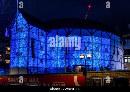 Le Shakespeare's Globe Theatre illuminé la nuit, Londres, Royaume-Uni Banque D'Images