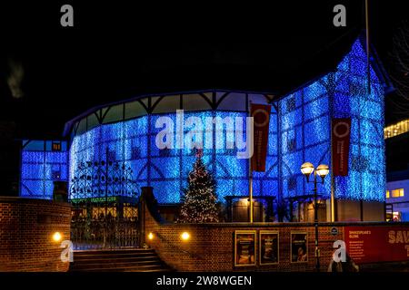 Le Shakespeare's Globe Theatre illuminé la nuit, Londres, Royaume-Uni Banque D'Images