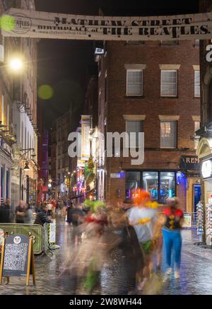 Revellers à Matthew Street, Liverpool, lieu de naissance des Beatles. Photographié en décembre 2023. Banque D'Images