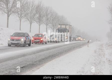 231222 SchneeZoltan News ID : FR 2023-12-22-2 Sturm Zoltan : Starkschneefälle sorgen für Verkehrsbehinderungen 10 Zentimeter Neuschnee und querstehende LKW Stollberg. Sturmtief Zoltan sorgt weiterhin für Probleme im Erzgebirge. DAS Sturmtief ist abgezogen und auf dessen Rückseite floss vergangene Nacht deutlich kältere Luft nach Deutschland. Dies hatte zur Folge, dass die Schneefallgrenze deutlich absank. Der Regen verwandelte sich in Schnee und sorgt seit dem Morgen für zahlreiche verschneite und glatte Straßen. Auf der B180 zwischen Stollberg und dem Abzweig nach Hoheneck ging am Morgen stelle Banque D'Images