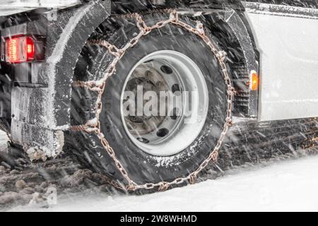 231222 SchneeZoltan News ID : FR 2023-12-22-2 Sturm Zoltan : Starkschneefälle sorgen für Verkehrsbehinderungen 10 Zentimeter Neuschnee und querstehende LKW Stollberg. Sturmtief Zoltan sorgt weiterhin für Probleme im Erzgebirge. DAS Sturmtief ist abgezogen und auf dessen Rückseite floss vergangene Nacht deutlich kältere Luft nach Deutschland. Dies hatte zur Folge, dass die Schneefallgrenze deutlich absank. Der Regen verwandelte sich in Schnee und sorgt seit dem Morgen für zahlreiche verschneite und glatte Straßen. Auf der B180 zwischen Stollberg und dem Abzweig nach Hoheneck ging am Morgen stelle Banque D'Images