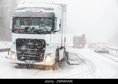 231222 SchneeZoltan News ID : FR 2023-12-22-2 Sturm Zoltan : Starkschneefälle sorgen für Verkehrsbehinderungen 10 Zentimeter Neuschnee und querstehende LKW Stollberg. Sturmtief Zoltan sorgt weiterhin für Probleme im Erzgebirge. DAS Sturmtief ist abgezogen und auf dessen Rückseite floss vergangene Nacht deutlich kältere Luft nach Deutschland. Dies hatte zur Folge, dass die Schneefallgrenze deutlich absank. Der Regen verwandelte sich in Schnee und sorgt seit dem Morgen für zahlreiche verschneite und glatte Straßen. Auf der B180 zwischen Stollberg und dem Abzweig nach Hoheneck ging am Morgen stelle Banque D'Images