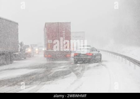 231222 SchneeZoltan News ID : FR 2023-12-22-2 Sturm Zoltan : Starkschneefälle sorgen für Verkehrsbehinderungen 10 Zentimeter Neuschnee und querstehende LKW Stollberg. Sturmtief Zoltan sorgt weiterhin für Probleme im Erzgebirge. DAS Sturmtief ist abgezogen und auf dessen Rückseite floss vergangene Nacht deutlich kältere Luft nach Deutschland. Dies hatte zur Folge, dass die Schneefallgrenze deutlich absank. Der Regen verwandelte sich in Schnee und sorgt seit dem Morgen für zahlreiche verschneite und glatte Straßen. Auf der B180 zwischen Stollberg und dem Abzweig nach Hoheneck ging am Morgen stelle Banque D'Images