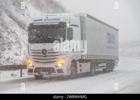 231222 SchneeZoltan News ID : FR 2023-12-22-2 Sturm Zoltan : Starkschneefälle sorgen für Verkehrsbehinderungen 10 Zentimeter Neuschnee und querstehende LKW Stollberg. Sturmtief Zoltan sorgt weiterhin für Probleme im Erzgebirge. DAS Sturmtief ist abgezogen und auf dessen Rückseite floss vergangene Nacht deutlich kältere Luft nach Deutschland. Dies hatte zur Folge, dass die Schneefallgrenze deutlich absank. Der Regen verwandelte sich in Schnee und sorgt seit dem Morgen für zahlreiche verschneite und glatte Straßen. Auf der B180 zwischen Stollberg und dem Abzweig nach Hoheneck ging am Morgen stelle Banque D'Images