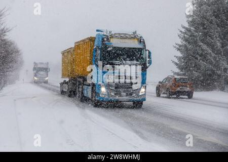 231222 SchneeZoltan News ID : FR 2023-12-22-2 Sturm Zoltan : Starkschneefälle sorgen für Verkehrsbehinderungen 10 Zentimeter Neuschnee und querstehende LKW Stollberg. Sturmtief Zoltan sorgt weiterhin für Probleme im Erzgebirge. DAS Sturmtief ist abgezogen und auf dessen Rückseite floss vergangene Nacht deutlich kältere Luft nach Deutschland. Dies hatte zur Folge, dass die Schneefallgrenze deutlich absank. Der Regen verwandelte sich in Schnee und sorgt seit dem Morgen für zahlreiche verschneite und glatte Straßen. Auf der B180 zwischen Stollberg und dem Abzweig nach Hoheneck ging am Morgen stelle Banque D'Images