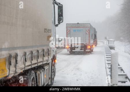 231222 SchneeZoltan News ID : FR 2023-12-22-2 Sturm Zoltan : Starkschneefälle sorgen für Verkehrsbehinderungen 10 Zentimeter Neuschnee und querstehende LKW Stollberg. Sturmtief Zoltan sorgt weiterhin für Probleme im Erzgebirge. DAS Sturmtief ist abgezogen und auf dessen Rückseite floss vergangene Nacht deutlich kältere Luft nach Deutschland. Dies hatte zur Folge, dass die Schneefallgrenze deutlich absank. Der Regen verwandelte sich in Schnee und sorgt seit dem Morgen für zahlreiche verschneite und glatte Straßen. Auf der B180 zwischen Stollberg und dem Abzweig nach Hoheneck ging am Morgen stelle Banque D'Images