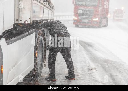 231222 SchneeZoltan News ID : FR 2023-12-22-2 Sturm Zoltan : Starkschneefälle sorgen für Verkehrsbehinderungen 10 Zentimeter Neuschnee und querstehende LKW Stollberg. Sturmtief Zoltan sorgt weiterhin für Probleme im Erzgebirge. DAS Sturmtief ist abgezogen und auf dessen Rückseite floss vergangene Nacht deutlich kältere Luft nach Deutschland. Dies hatte zur Folge, dass die Schneefallgrenze deutlich absank. Der Regen verwandelte sich in Schnee und sorgt seit dem Morgen für zahlreiche verschneite und glatte Straßen. Auf der B180 zwischen Stollberg und dem Abzweig nach Hoheneck ging am Morgen stelle Banque D'Images