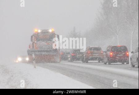 231222 SchneeZoltan News ID : FR 2023-12-22-2 Sturm Zoltan : Starkschneefälle sorgen für Verkehrsbehinderungen 10 Zentimeter Neuschnee und querstehende LKW Stollberg. Sturmtief Zoltan sorgt weiterhin für Probleme im Erzgebirge. DAS Sturmtief ist abgezogen und auf dessen Rückseite floss vergangene Nacht deutlich kältere Luft nach Deutschland. Dies hatte zur Folge, dass die Schneefallgrenze deutlich absank. Der Regen verwandelte sich in Schnee und sorgt seit dem Morgen für zahlreiche verschneite und glatte Straßen. Auf der B180 zwischen Stollberg und dem Abzweig nach Hoheneck ging am Morgen stelle Banque D'Images