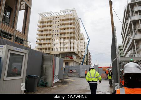 © PHOTOPQR/LE PARISIEN/pH Lavieille ; SAINT DENIS ; 19/10/2023 ; présentation par la Solideo et Saint Gobain des innovations developpées sur le Village des athlètes PARIS 2024 par Antoine de Souich dir straegie innovation Solideo/Sebastien Prevot responsable chez St Gobain/Jean Claude Giraud resp marketing Weber/Manel Ben Saad dir prescription chez Placo qui présente dans un appartement d'athlète de Placo clôture démontable et réutilisable dans de futurs autres constructions à venir. Jeux Olympique 2024 JO 2024 PARIS 2024 - Saint Denis, France, oct 2023 Paris olympic village in Banque D'Images