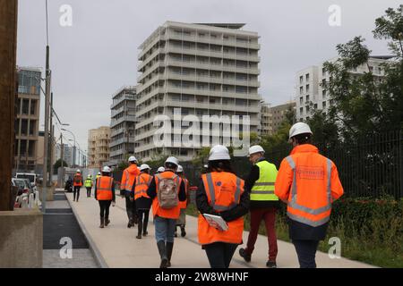 © PHOTOPQR/LE PARISIEN/pH Lavieille ; SAINT DENIS ; 19/10/2023 ; présentation par la Solideo et Saint Gobain des innovations developpées sur le Village des athlètes PARIS 2024 par Antoine de Souich dir straegie innovation Solideo/Sebastien Prevot responsable chez St Gobain/Jean Claude Giraud resp marketing Weber/Manel Ben Saad dir prescription chez Placo qui présente dans un appartement d'athlète de Placo clôture démontable et réutilisable dans de futurs autres constructions à venir. Jeux Olympique 2024 JO 2024 PARIS 2024 - Saint Denis, France, oct 2023 Paris olympic village in Banque D'Images