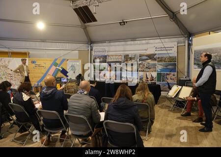 © PHOTOPQR/LE PARISIEN/pH Lavieille ; SAINT DENIS ; 19/10/2023 ; présentation par la Solideo et Saint Gobain des innovations developpées sur le Village des athlètes PARIS 2024 par Antoine de Souich dir straegie innovation Solideo/Sebastien Prevot responsable chez St Gobain/Jean Claude Giraud resp marketing Weber/Manel Ben Saad dir prescription chez Placo qui présente dans un appartement d'athlète de Placo clôture démontable et réutilisable dans de futurs autres constructions à venir. Jeux Olympique 2024 JO 2024 PARIS 2024 - Saint Denis, France, oct 2023 Paris olympic village in Banque D'Images