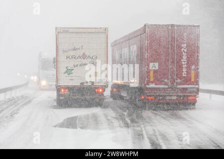 231222 SchneeZoltan News ID : FR 2023-12-22-2 Sturm Zoltan : Starkschneefälle sorgen für Verkehrsbehinderungen 10 Zentimeter Neuschnee und querstehende LKW Stollberg. Sturmtief Zoltan sorgt weiterhin für Probleme im Erzgebirge. DAS Sturmtief ist abgezogen und auf dessen Rückseite floss vergangene Nacht deutlich kältere Luft nach Deutschland. Dies hatte zur Folge, dass die Schneefallgrenze deutlich absank. Der Regen verwandelte sich in Schnee und sorgt seit dem Morgen für zahlreiche verschneite und glatte Straßen. Auf der B180 zwischen Stollberg und dem Abzweig nach Hoheneck ging am Morgen stelle Banque D'Images