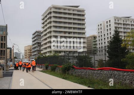 © PHOTOPQR/LE PARISIEN/pH Lavieille ; SAINT DENIS ; 19/10/2023 ; présentation par la Solideo et Saint Gobain des innovations developpées sur le Village des athlètes PARIS 2024 par Antoine de Souich dir straegie innovation Solideo/Sebastien Prevot responsable chez St Gobain/Jean Claude Giraud resp marketing Weber/Manel Ben Saad dir prescription chez Placo qui présente dans un appartement d'athlète de Placo clôture démontable et réutilisable dans de futurs autres constructions à venir. Jeux Olympique 2024 JO 2024 PARIS 2024 - Saint Denis, France, oct 2023 Paris olympic village in Banque D'Images