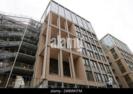 © PHOTOPQR/LE PARISIEN/pH Lavieille ; SAINT DENIS ; 19/10/2023 ; présentation par la Solideo et Saint Gobain des innovations developpées sur le Village des athlètes PARIS 2024 par Antoine de Souich dir straegie innovation Solideo/Sebastien Prevot responsable chez St Gobain/Jean Claude Giraud resp marketing Weber/Manel Ben Saad dir prescription chez Placo qui présente dans un appartement d'athlète de Placo clôture démontable et réutilisable dans de futurs autres constructions à venir. Jeux Olympique 2024 JO 2024 PARIS 2024 - Saint Denis, France, oct 2023 Paris olympic village in Banque D'Images