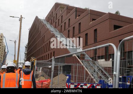 © PHOTOPQR/LE PARISIEN/pH Lavieille ; SAINT DENIS ; 19/10/2023 ; présentation par la Solideo et Saint Gobain des innovations developpées sur le Village des athlètes PARIS 2024 par Antoine de Souich dir straegie innovation Solideo/Sebastien Prevot responsable chez St Gobain/Jean Claude Giraud resp marketing Weber/Manel Ben Saad dir prescription chez Placo qui présente dans un appartement d'athlète de Placo clôture démontable et réutilisable dans de futurs autres constructions à venir. Jeux Olympique 2024 JO 2024 PARIS 2024 - Saint Denis, France, oct 2023 Paris olympic village in Banque D'Images