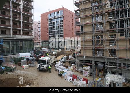 © PHOTOPQR/LE PARISIEN/pH Lavieille ; SAINT DENIS ; 19/10/2023 ; présentation par la Solideo et Saint Gobain des innovations developpées sur le Village des athlètes PARIS 2024 par Antoine de Souich dir straegie innovation Solideo/Sebastien Prevot responsable chez St Gobain/Jean Claude Giraud resp marketing Weber/Manel Ben Saad dir prescription chez Placo qui présente dans un appartement d'athlète de Placo clôture démontable et réutilisable dans de futurs autres constructions à venir. Jeux Olympique 2024 JO 2024 PARIS 2024 - Saint Denis, France, oct 2023 Paris olympic village in Banque D'Images