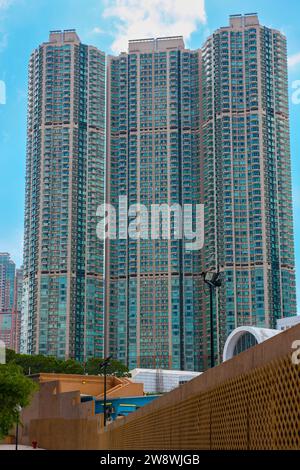 Les Victoria Towers, Hong Kong. Trois immeubles résidentiels de grande hauteur, chacun de 62 étages, dans le centre-ville de Hong Kong, en Chine. Banque D'Images