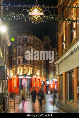Button Street, Liverpool, qui fait partie du quartier des Beatles sur le thème de Cavern Quarter. Photographié en décembre 2023. Le bâtiment droit devant était autrefois Probe Records. Banque D'Images